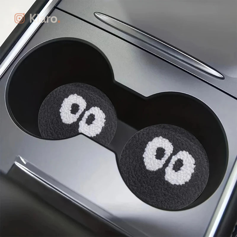 Zwei Untersetzer mit Augen-Motiv im Cupholder von oben